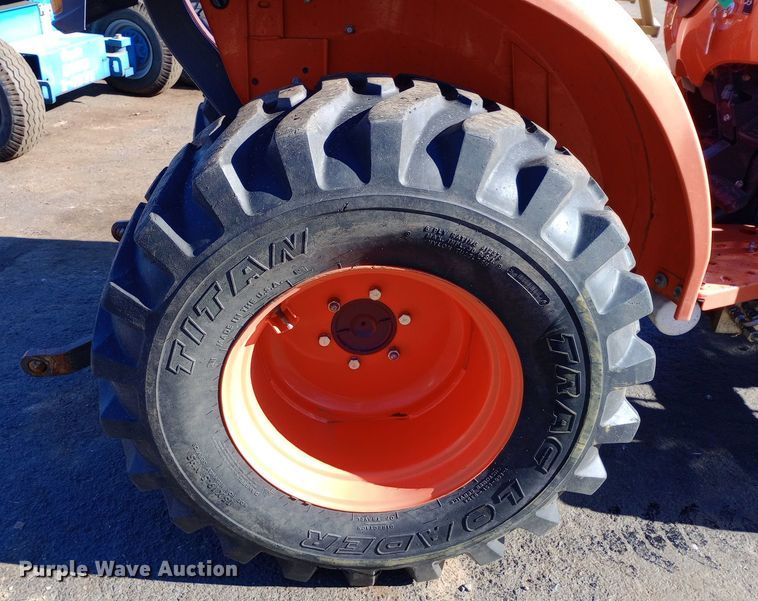 image for item DW0916 Kubota L3301HS tractor