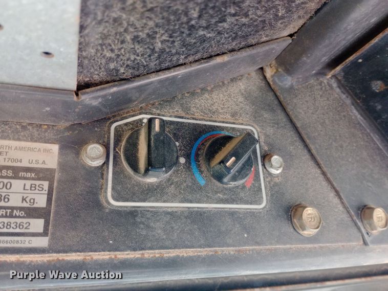 image for item DW0954 2002 New Holland LS190 skid steer loader