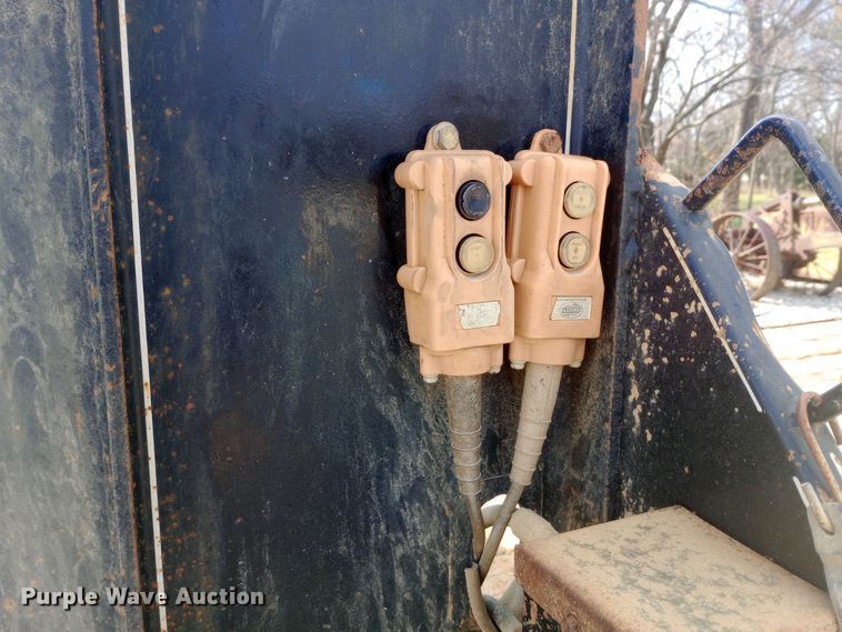 image for item DW0970 2010 Titan hydraulic tail equipment trailer