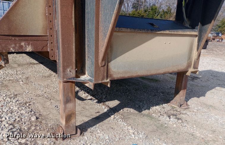 image for item DW0970 2010 Titan hydraulic tail equipment trailer