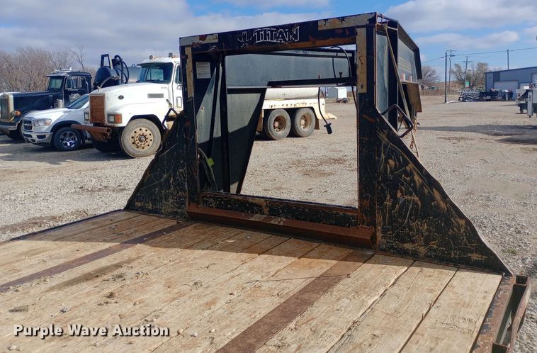 image for item DW0970 2010 Titan hydraulic tail equipment trailer