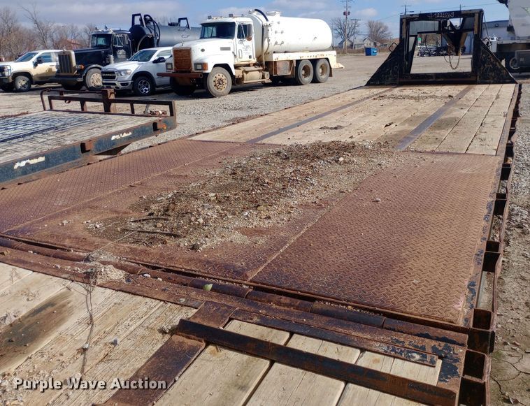 image for item DW0970 2010 Titan hydraulic tail equipment trailer