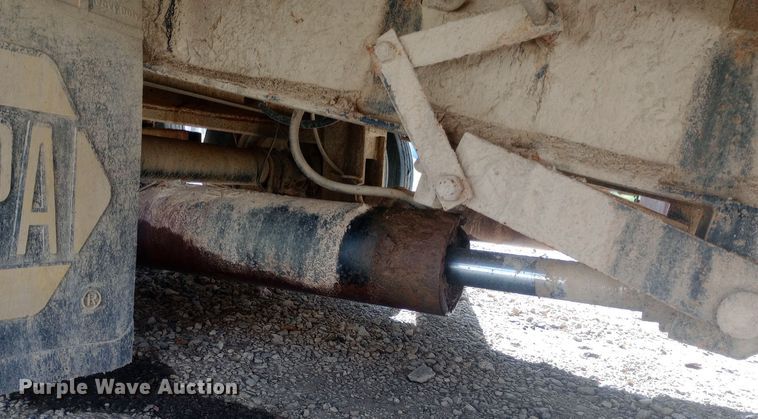 image for item DW0970 2010 Titan hydraulic tail equipment trailer