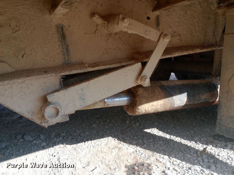 image for item DW0970 2010 Titan hydraulic tail equipment trailer
