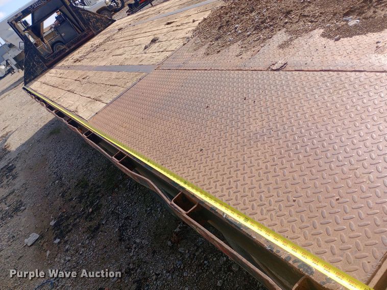 image for item DW0970 2010 Titan hydraulic tail equipment trailer