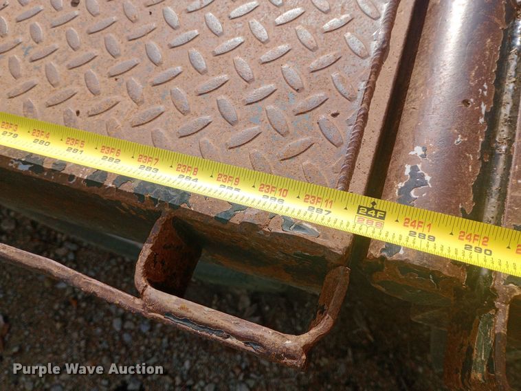 image for item DW0970 2010 Titan hydraulic tail equipment trailer