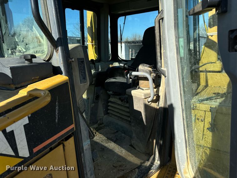 image for item DW2414 2004 Caterpillar D6R XL dozer