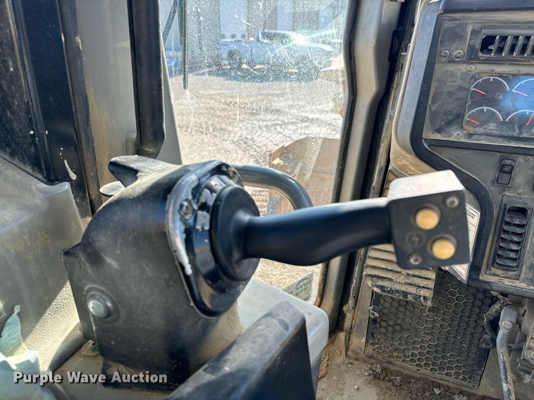 image for item DW2414 2004 Caterpillar D6R XL dozer