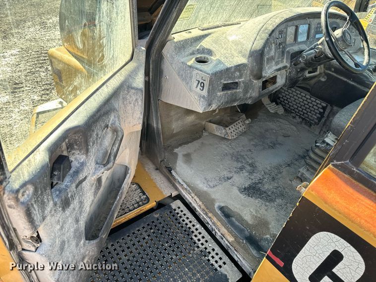 image for item DW2418 2004 Caterpillar 740 articulated haul truck