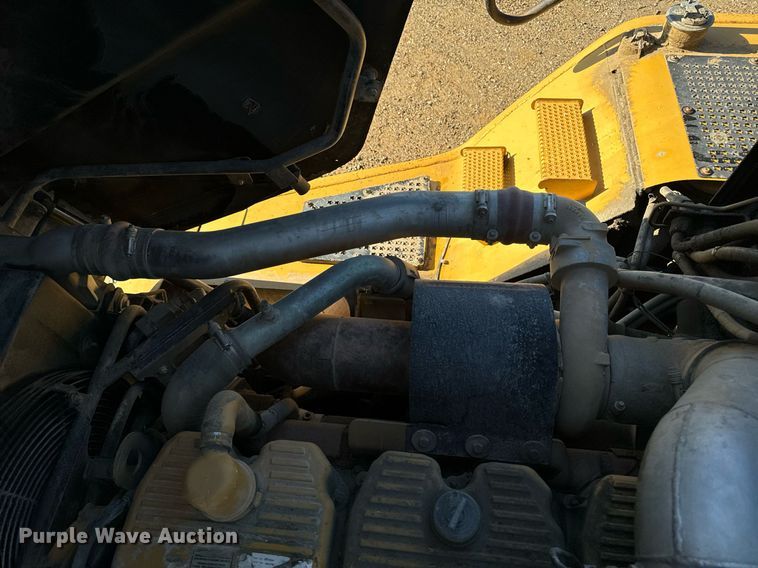 image for item DW2418 2004 Caterpillar 740 articulated haul truck