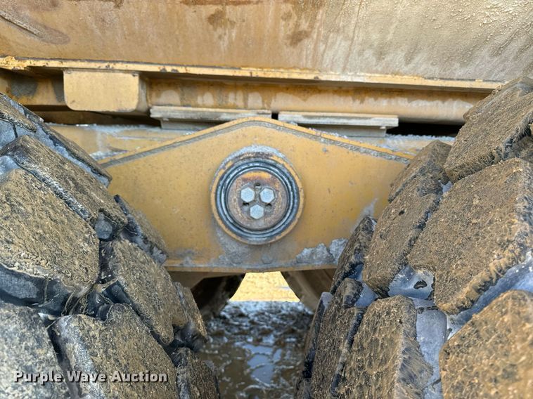 image for item DW2418 2004 Caterpillar 740 articulated haul truck