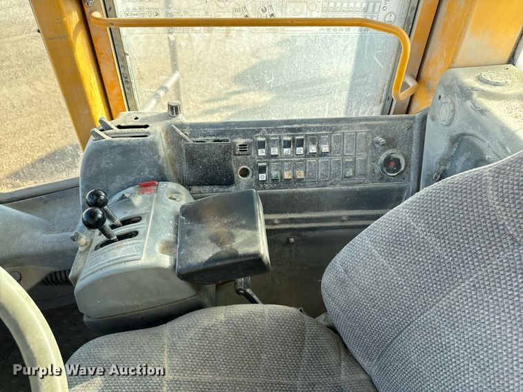 image for item DW2420 2006 Volvo L330E wheel loader