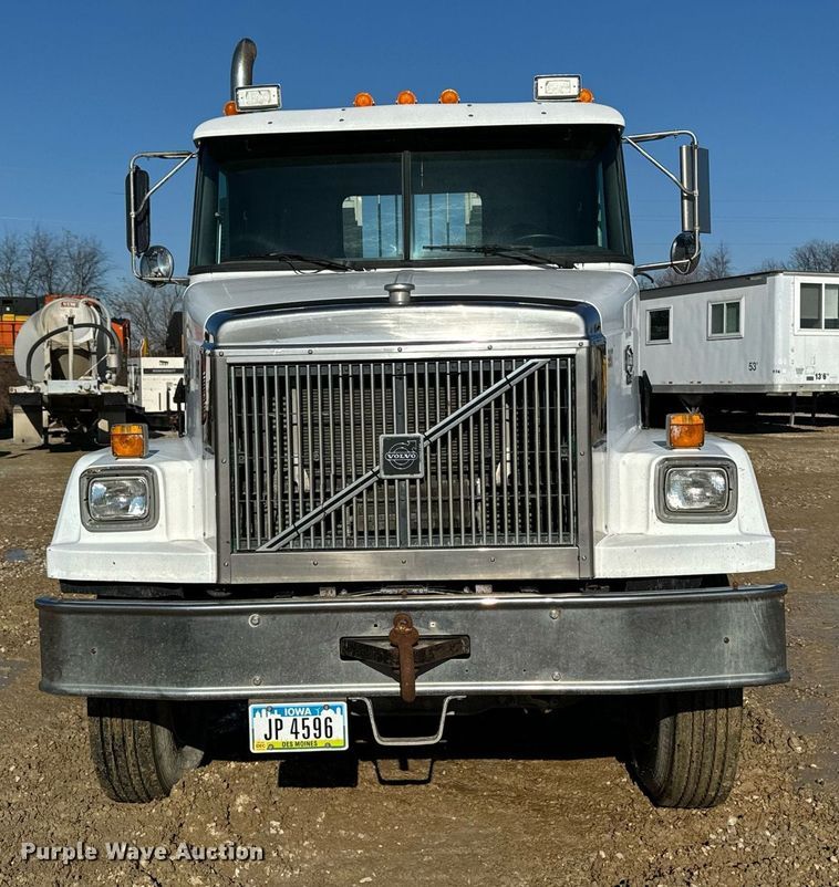 image for item DW2425 1996 Volvo Autocar semi truck