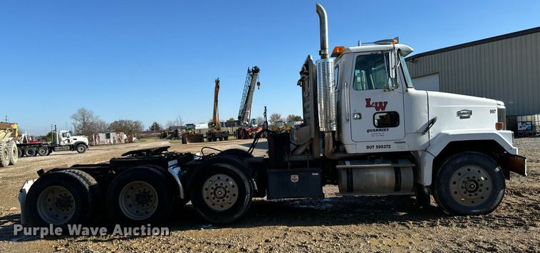 image for item DW2425 1996 Volvo Autocar semi truck