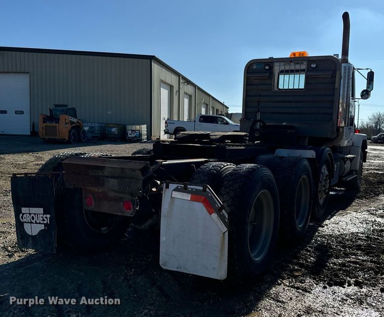 image for item DW2425 1996 Volvo Autocar semi truck