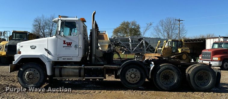 image for item DW2425 1996 Volvo Autocar semi truck