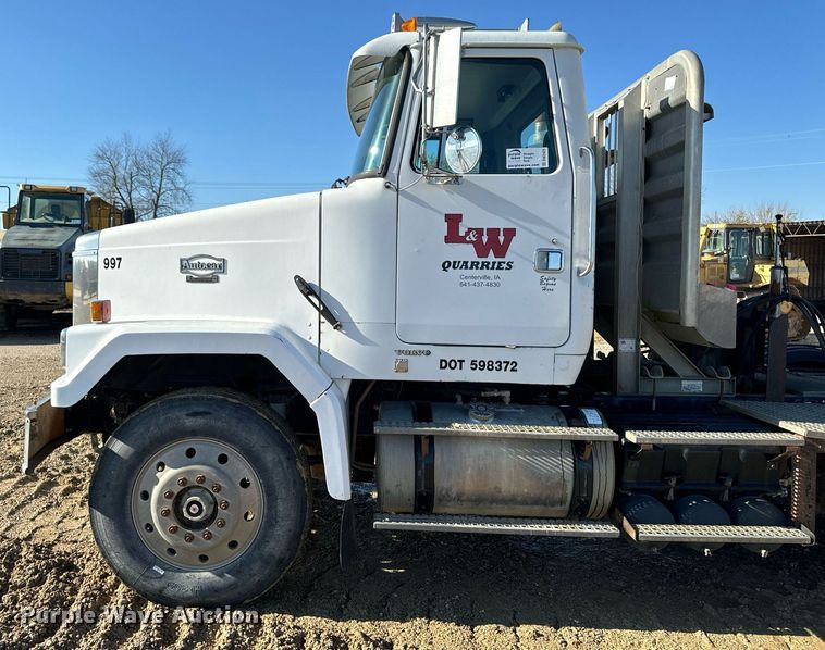 image for item DW2425 1996 Volvo Autocar semi truck