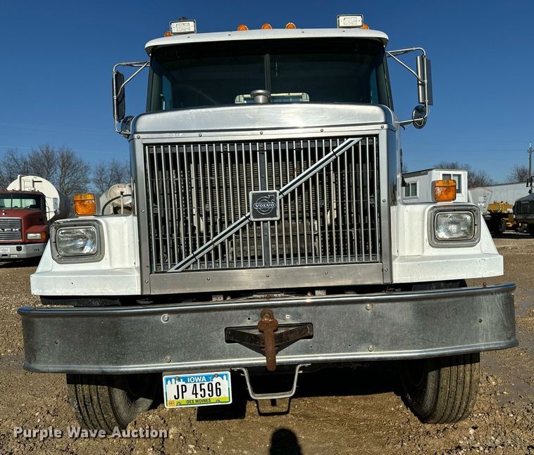 image for item DW2425 1996 Volvo Autocar semi truck