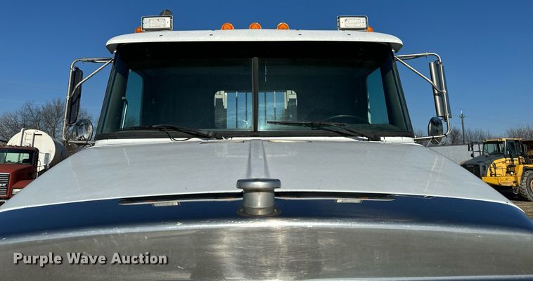 image for item DW2425 1996 Volvo Autocar semi truck