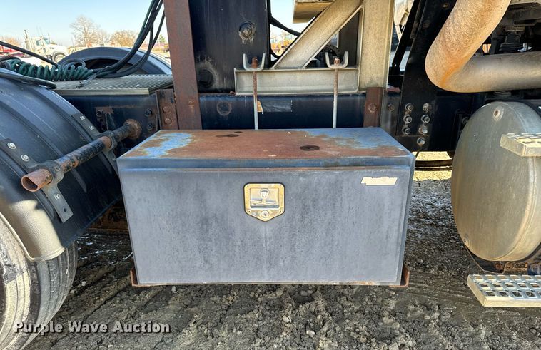 image for item DW2425 1996 Volvo Autocar semi truck