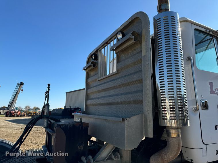 image for item DW2425 1996 Volvo Autocar semi truck