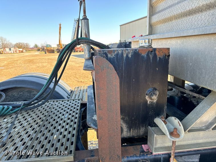 image for item DW2425 1996 Volvo Autocar semi truck