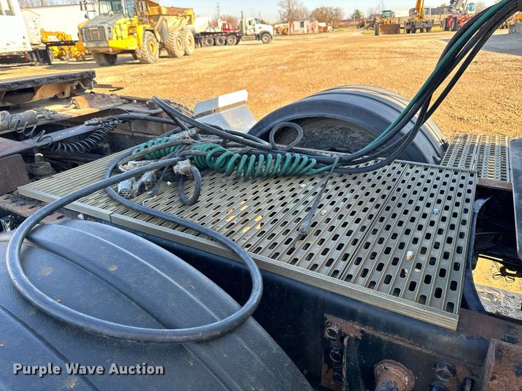 image for item DW2425 1996 Volvo Autocar semi truck