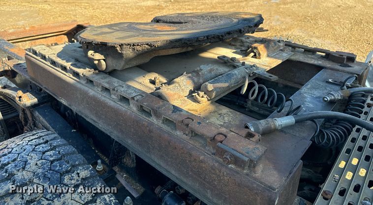 image for item DW2425 1996 Volvo Autocar semi truck