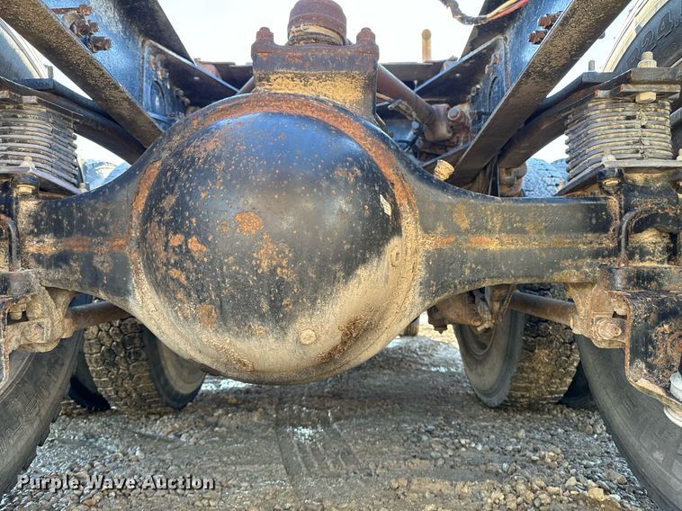 image for item DW2425 1996 Volvo Autocar semi truck