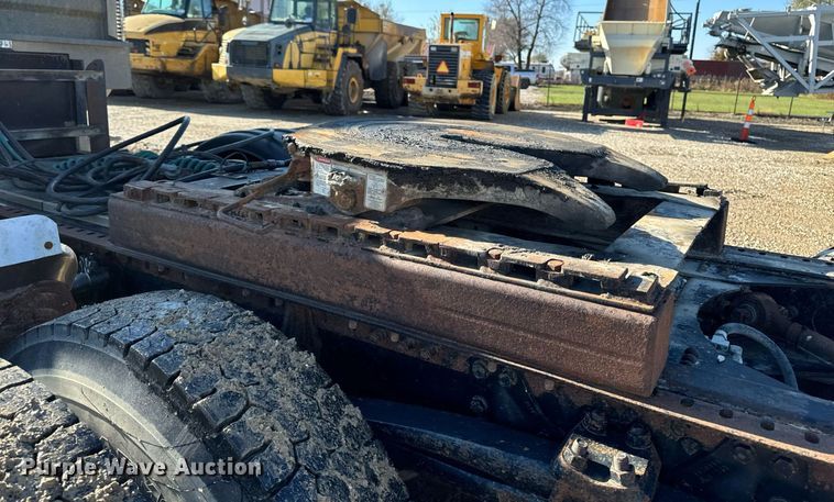 image for item DW2425 1996 Volvo Autocar semi truck