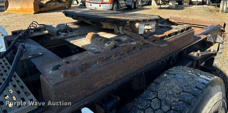 image for item DW2425 1996 Volvo Autocar semi truck