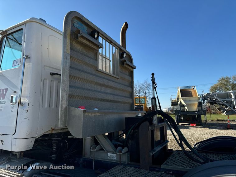 image for item DW2425 1996 Volvo Autocar semi truck