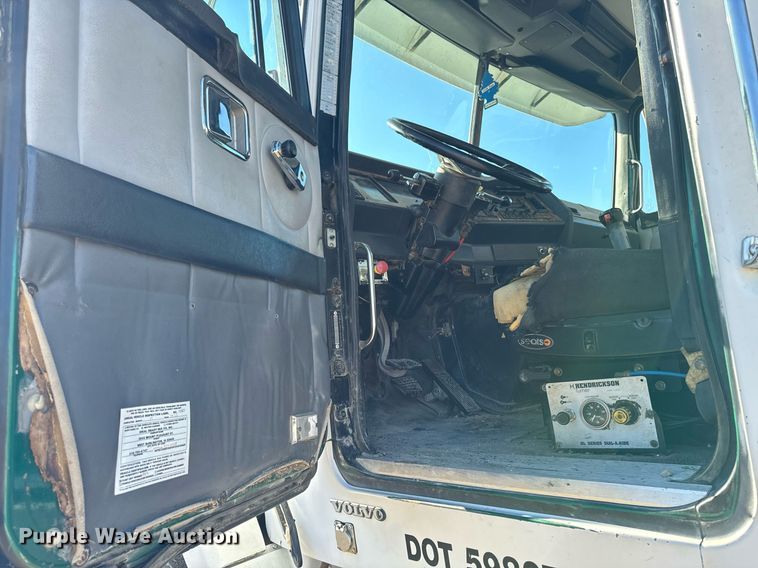 image for item DW2425 1996 Volvo Autocar semi truck