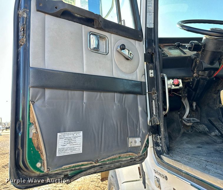 image for item DW2425 1996 Volvo Autocar semi truck