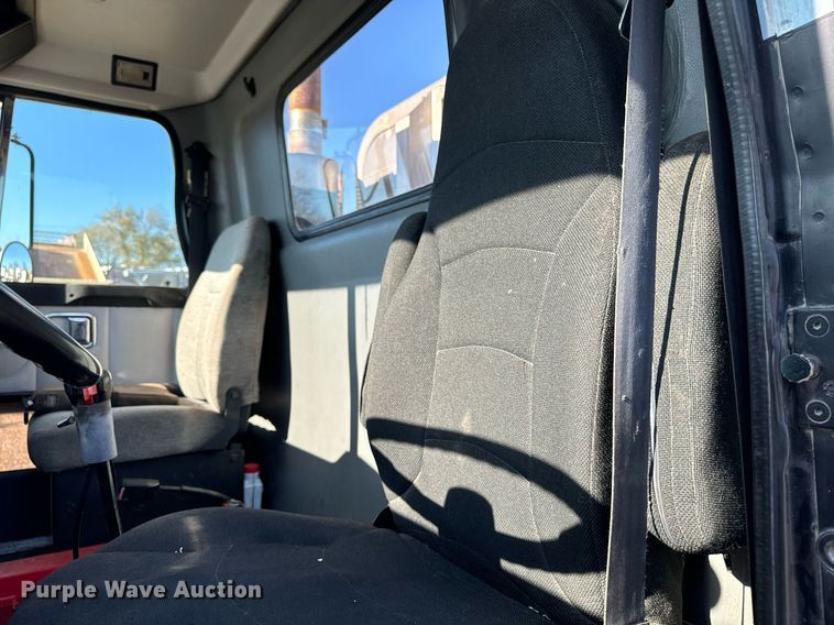 image for item DW2425 1996 Volvo Autocar semi truck