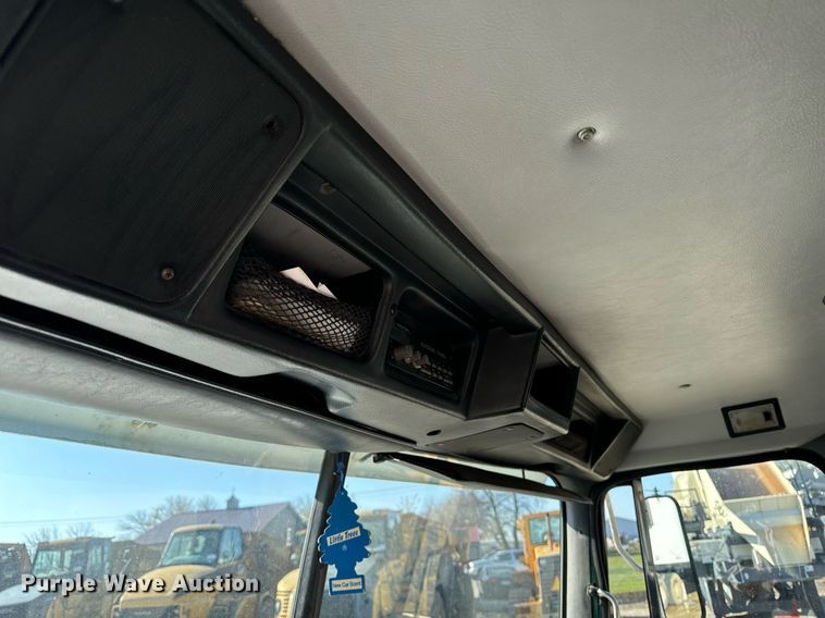 image for item DW2425 1996 Volvo Autocar semi truck