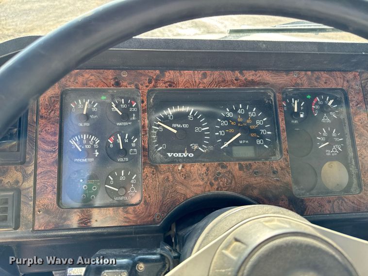 image for item DW2425 1996 Volvo Autocar semi truck