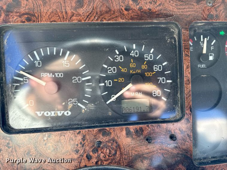 image for item DW2425 1996 Volvo Autocar semi truck