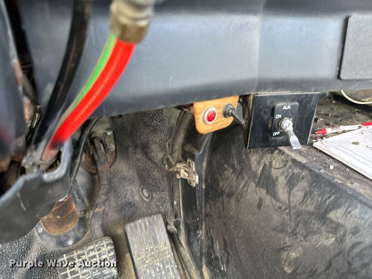 image for item DW2425 1996 Volvo Autocar semi truck