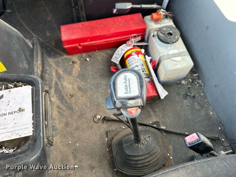 image for item DW2425 1996 Volvo Autocar semi truck