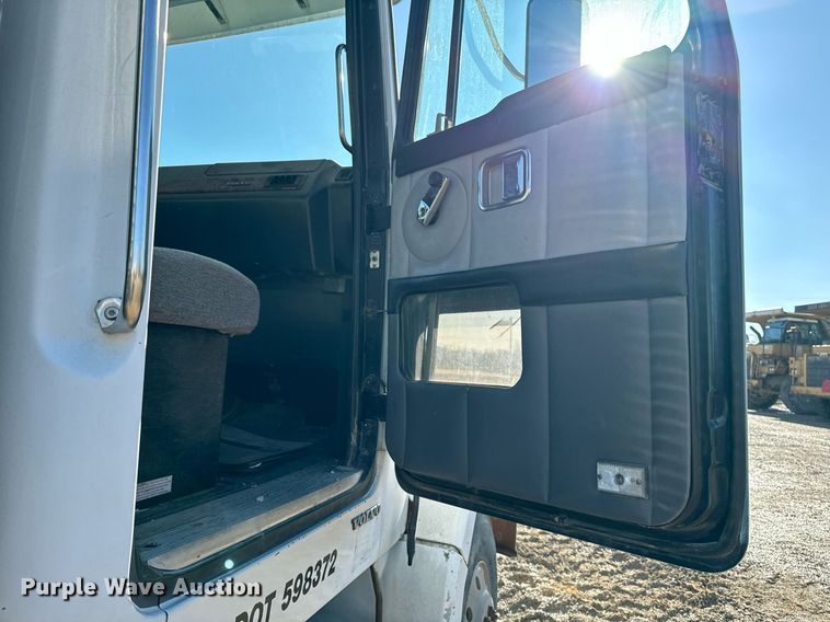 image for item DW2425 1996 Volvo Autocar semi truck