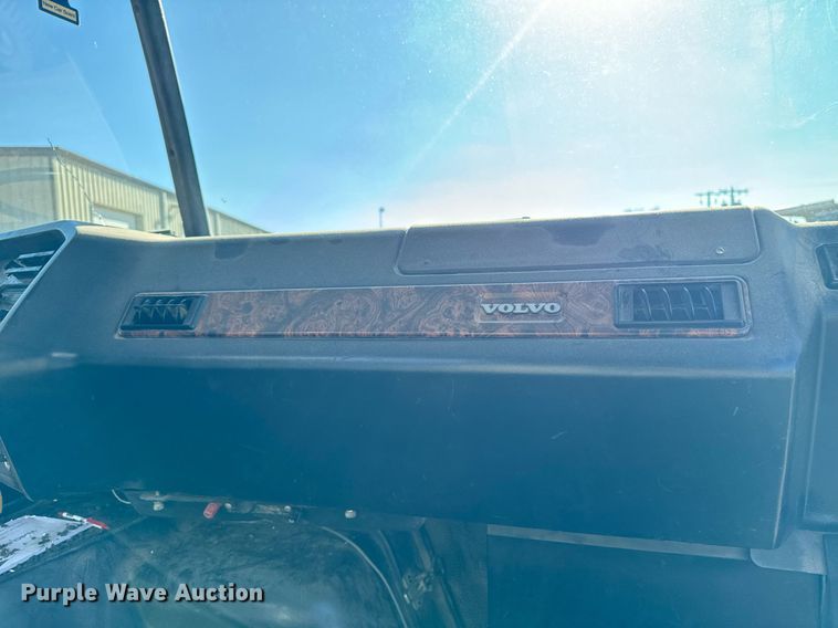 image for item DW2425 1996 Volvo Autocar semi truck