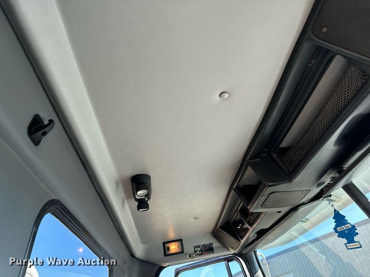 image for item DW2425 1996 Volvo Autocar semi truck