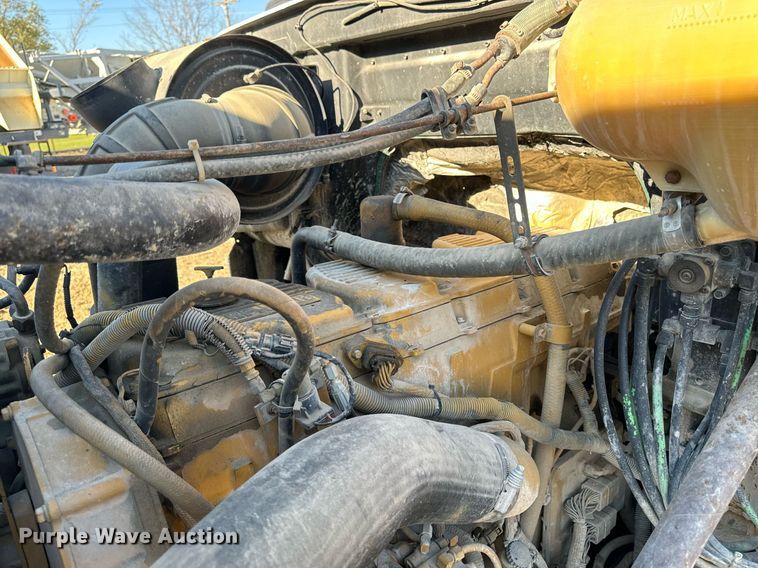 image for item DW2425 1996 Volvo Autocar semi truck