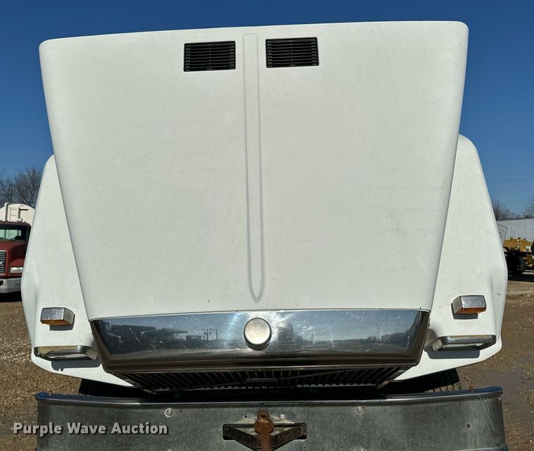 image for item DW2425 1996 Volvo Autocar semi truck