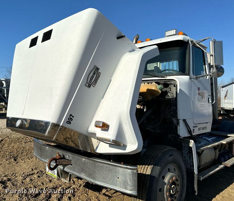 image for item DW2425 1996 Volvo Autocar semi truck