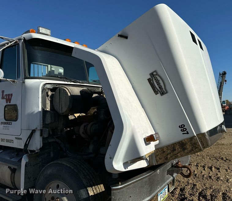 image for item DW2425 1996 Volvo Autocar semi truck