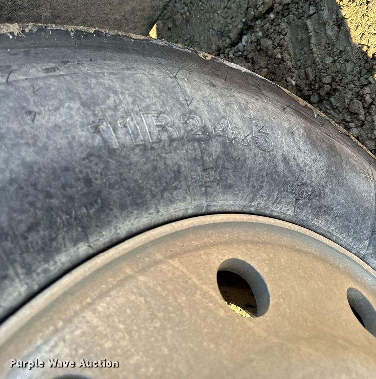 image for item DW2425 1996 Volvo Autocar semi truck