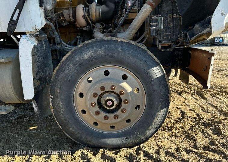 image for item DW2425 1996 Volvo Autocar semi truck