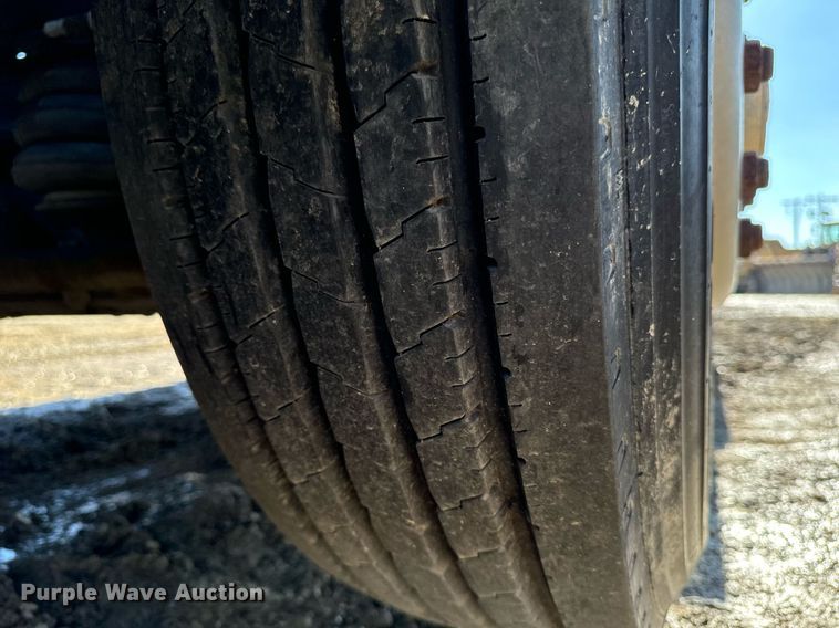 image for item DW2425 1996 Volvo Autocar semi truck